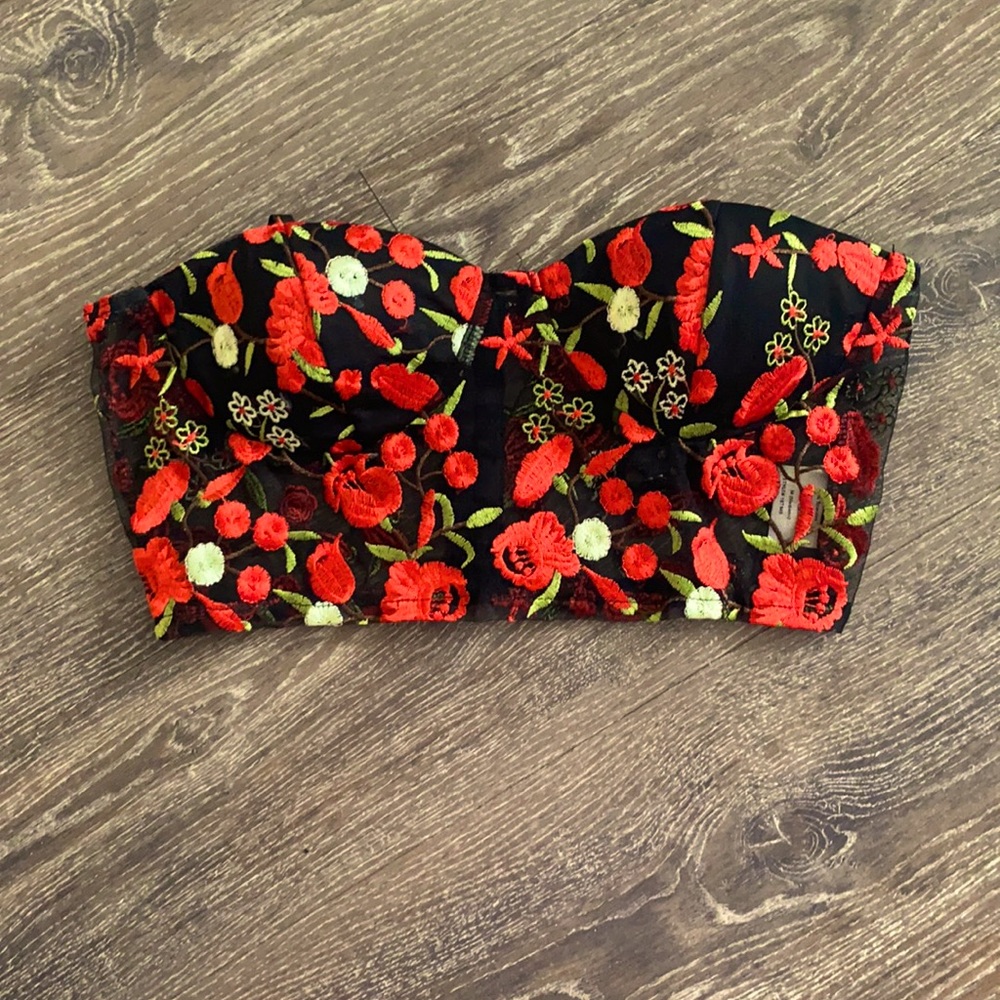 Crop top that also comes with black straps